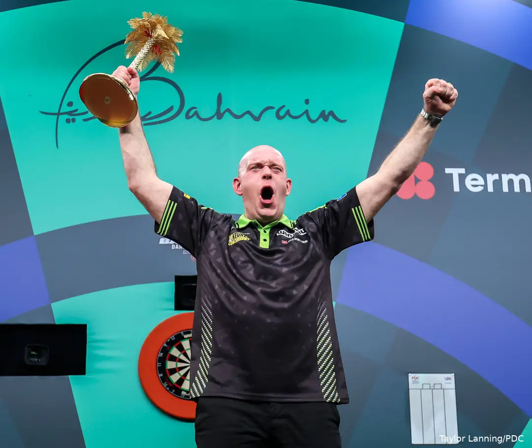 Michael van Gerwen viert het winnen van de titel van de Bahrain Darts Masters 2026.