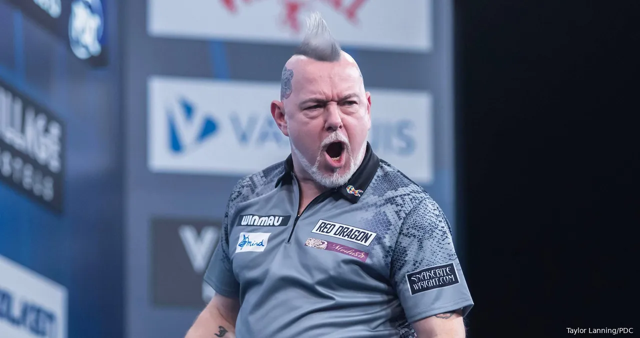 Peter Wright takes on Stephen Bunting at the last sixteen