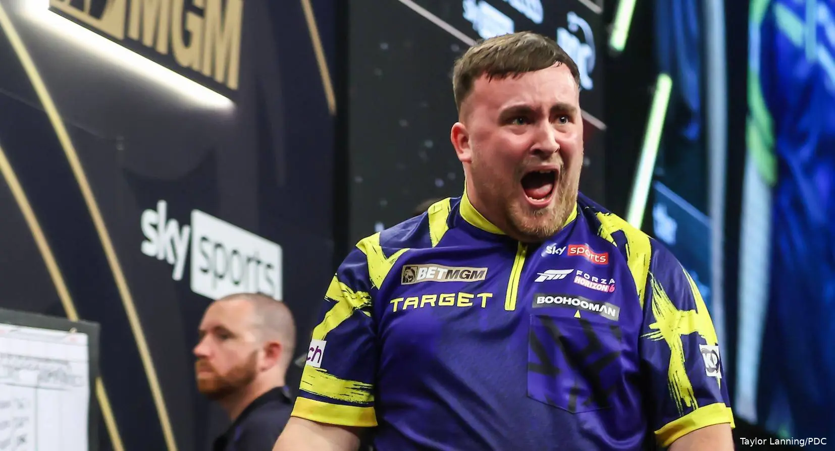 Luke Littler jubelt nach Premier-League-Triumph.