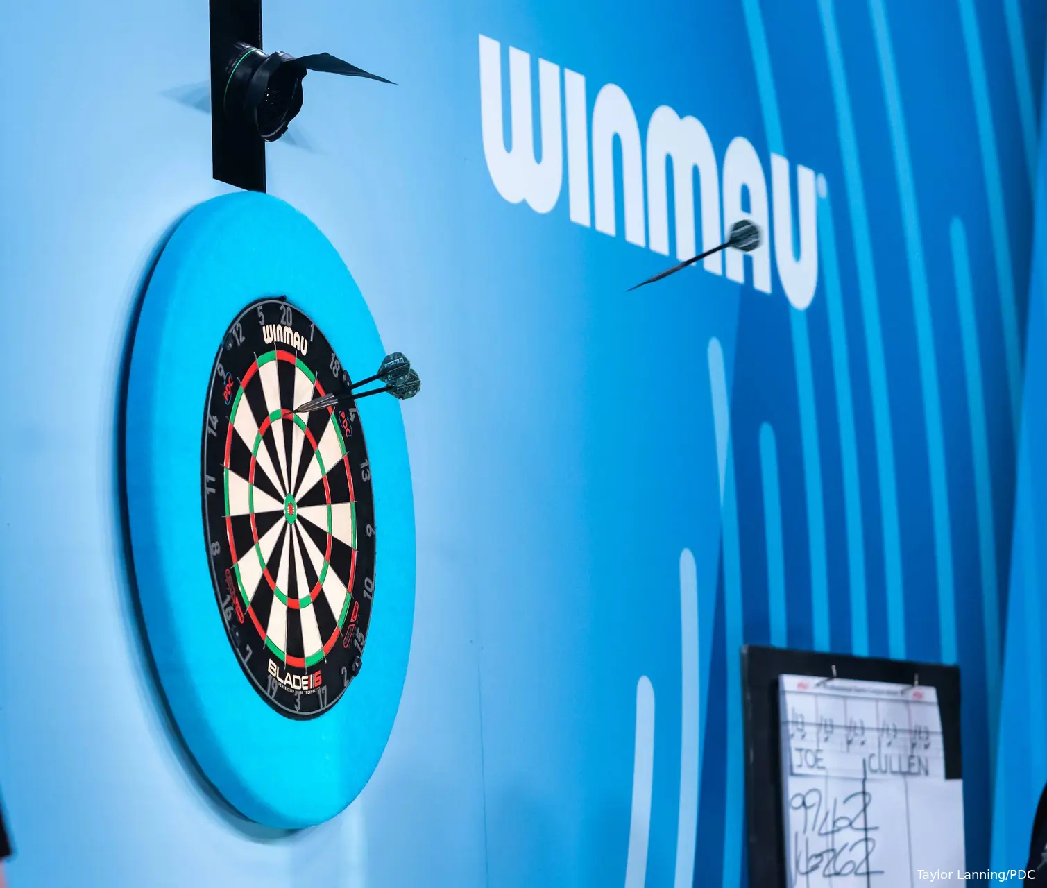 Een Winmau-bord op het podium van de World Masters