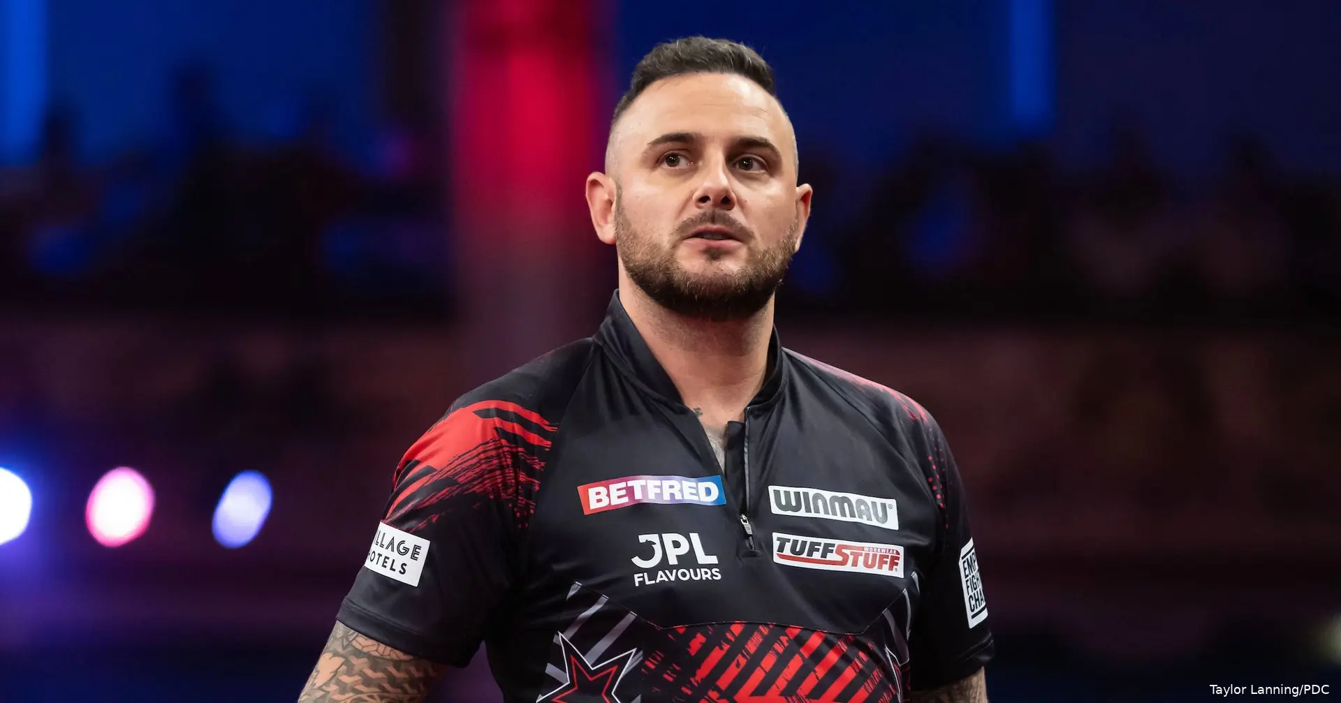Joe Cullen kijkt richting de zijkant op het podium tijdens zijn wedstrijd.