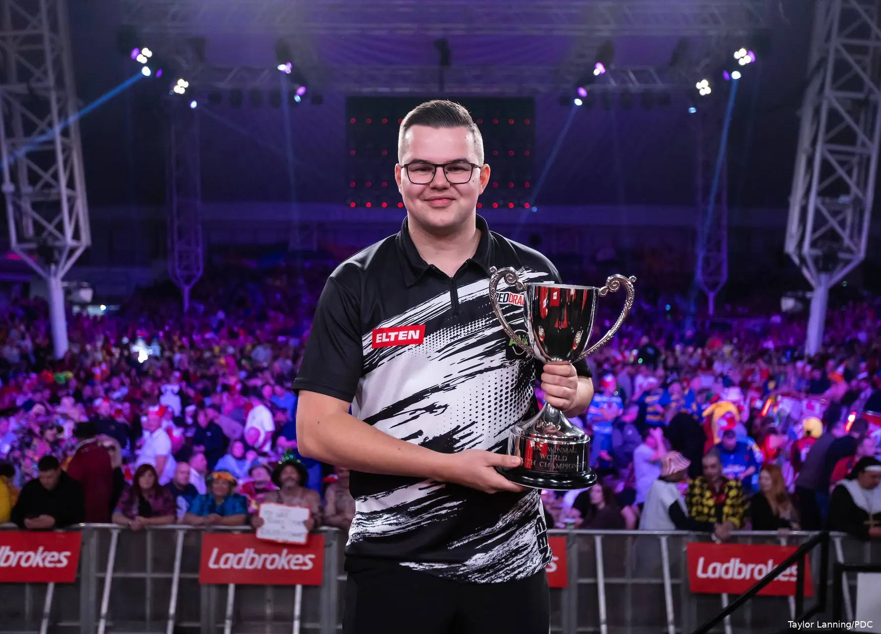 Gian van Veen poseert trots met de trofee van het EK Darts