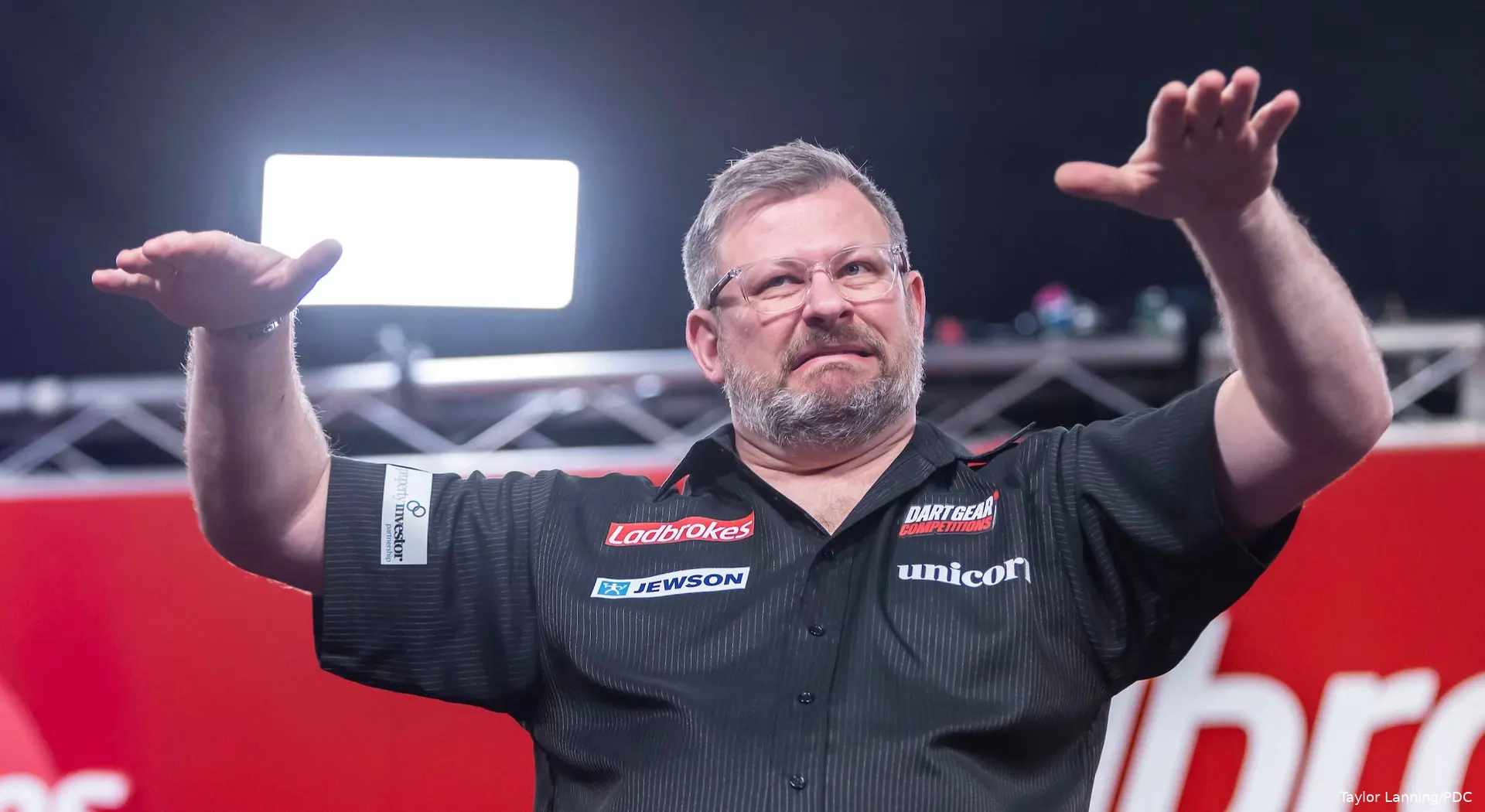 James Wade maakt een gebaar naar het publiek