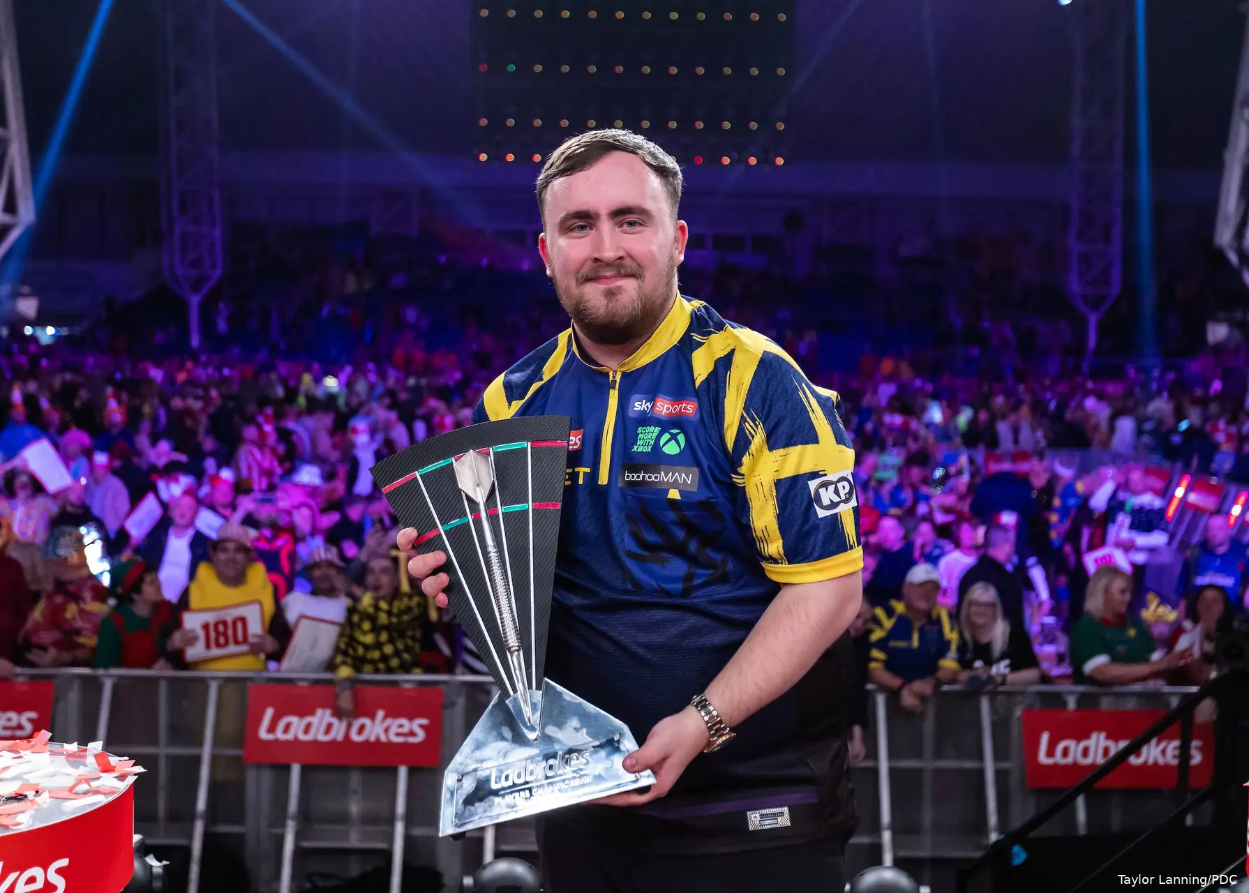 Luke Littler houdt de beker vast in Minehead