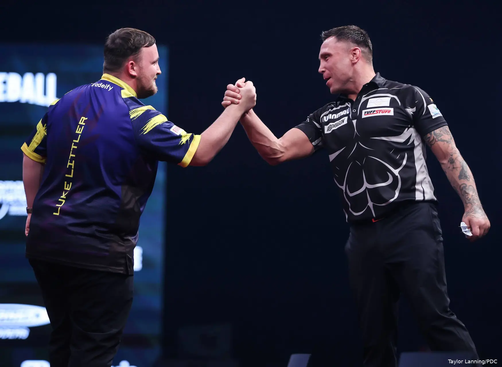 Luke Littler &amp; Gerwyn Price geven elkaar een hand