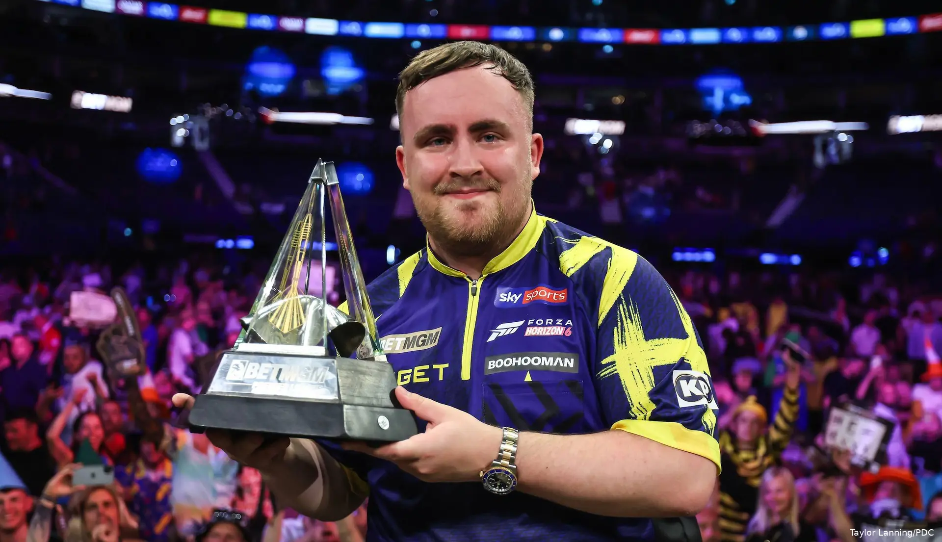 Luke Littler met de Premier League-trofee