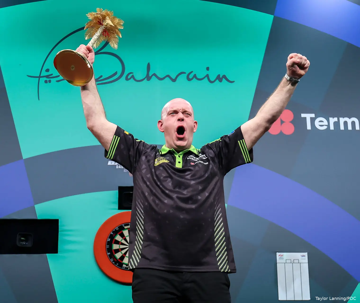 Michael van Gerwen viert het winnen van de titel van de Bahrain Darts Masters 2026.
