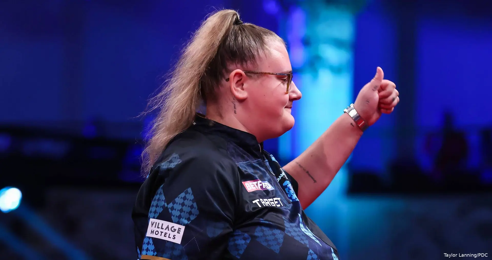 Beau Greaves steekt haar duim op richting het publiek
