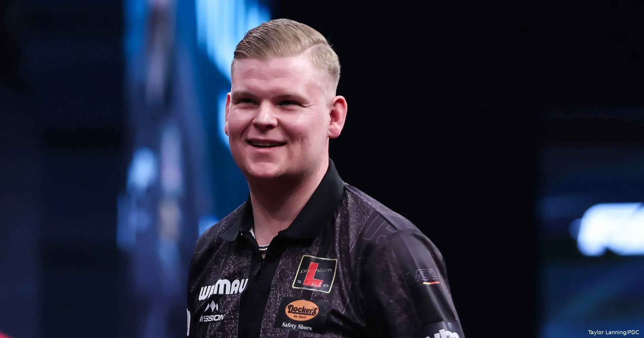 Mike De Decker lacht.