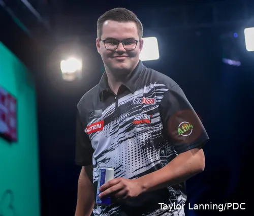 Gian van Veen holding a drink and smiling