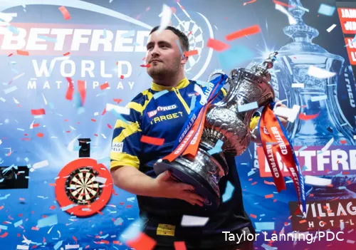 Luke Littler gewann das World Matchplay 2025 und vervollständigte damit die Triple Crown