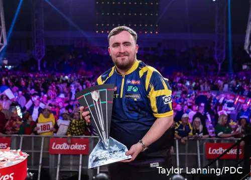 Luke Littler posiert stolz mit der Players Championship Finals-Trophäe