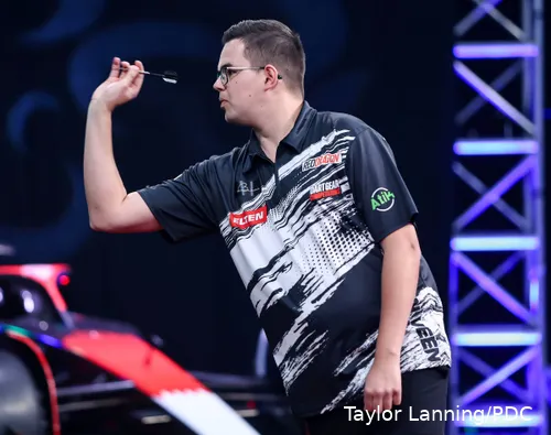 Gian van Veen wirft seinen Dart auf das Board