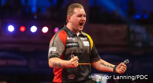 Dimitri Van den Bergh in actie op de World Matchplay