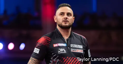 Joe Cullen kijkt richting de zijkant op het podium tijdens zijn wedstrijd.