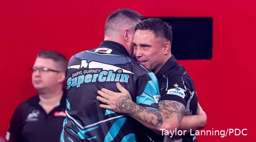 Daryl Gurney geeft Gerwyn Price een knuffel.