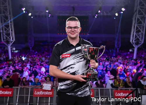 Gian van Veen poseert trots met de trofee van het EK Darts