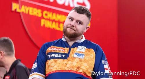 Josh Rock kijkt naar links