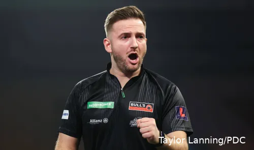 Arno Merk viert met open mond het winnen van een leg.