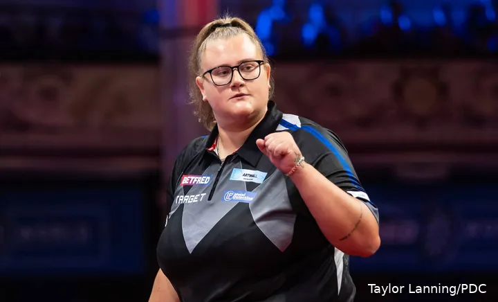 BeaU Greaves takes on Gian van Veen in the final of the PDC Youth World Championship