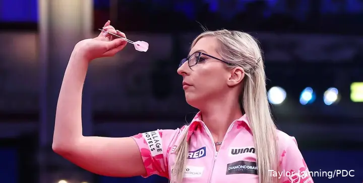 Fallon Sherrock set to throw the dart