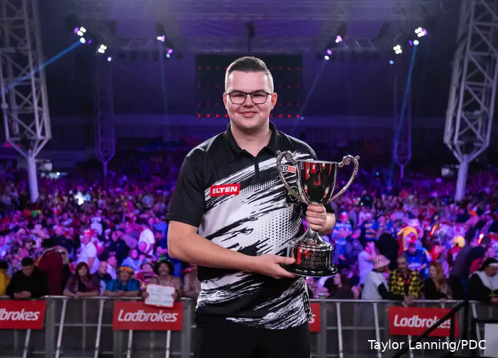 Gian van Veen posiert stolz mit der Trophäe der Junioren-WM