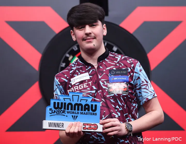 Kaya Baysal blickt mit Pokal in die Kamera.