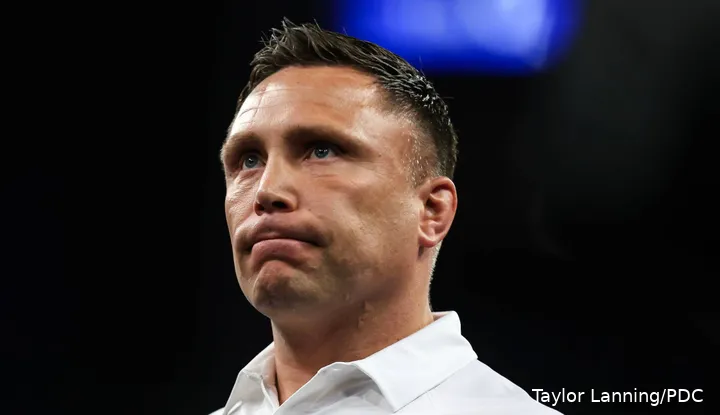 Gerwyn Price hadert auf der Bühne.