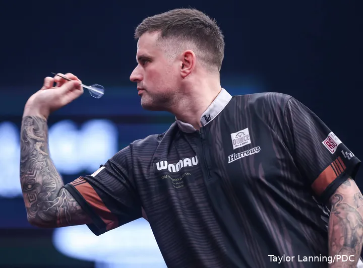 Luke Woodhouse wirft einen Dart.