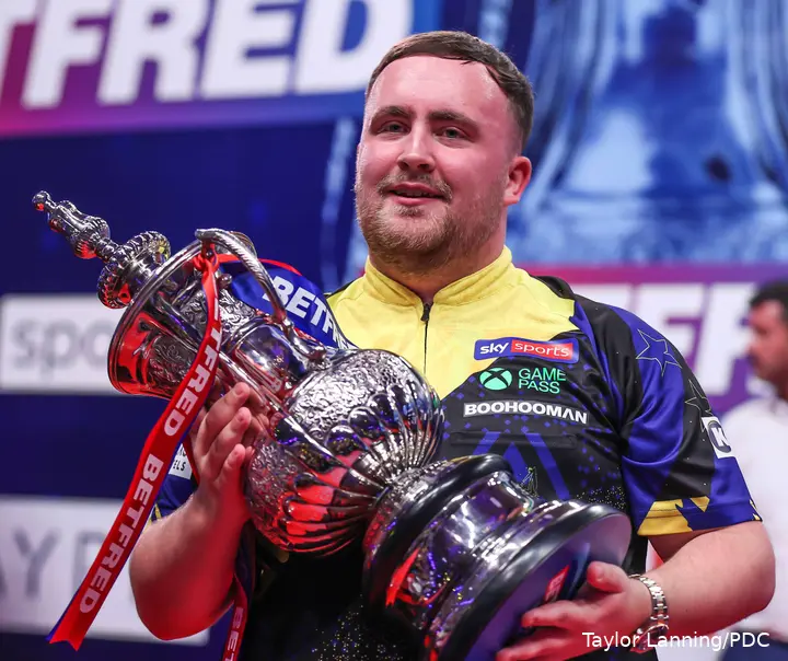 Luke Littler präsentiert die Phil-Taylor-Trophy.