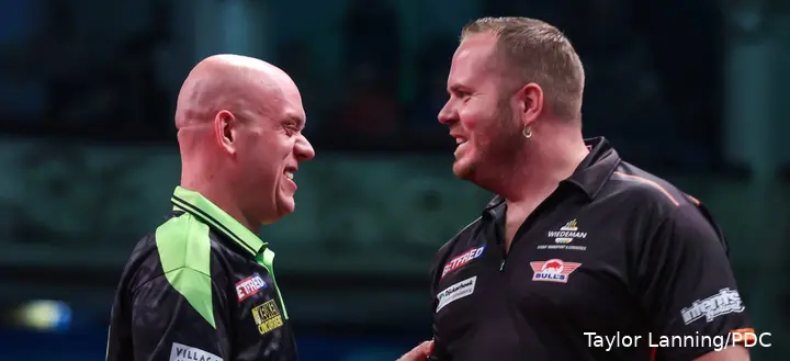 Michael van Gerwen und Dirk van Duijvenbode auf der Matchplay-Bühne.