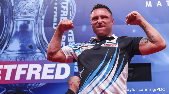 Gerwyn Price spannt auf der Bühne die Muskeln an
