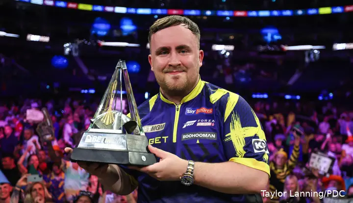 Luke Littler mit der Premier-League-Trophäe