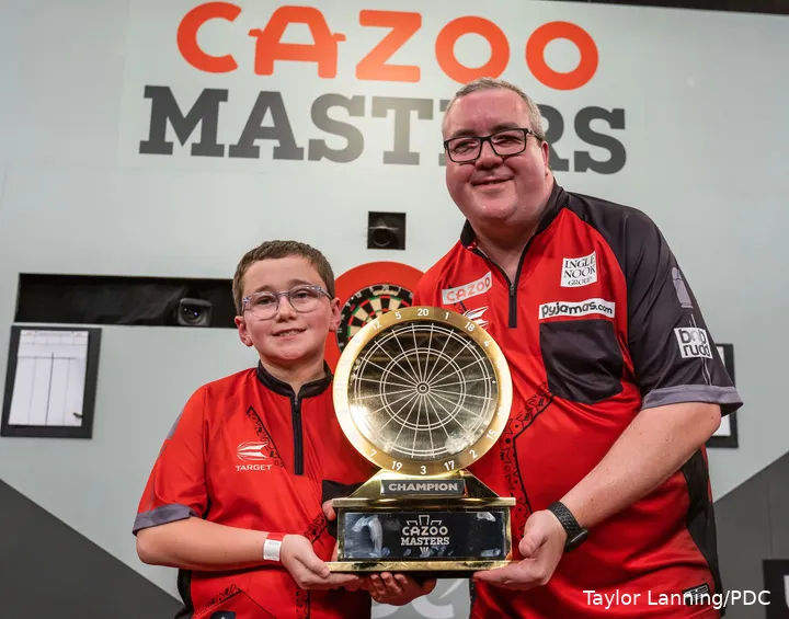 Stephen Bunting poseert met zijn zoon Tobias na het winnen van de Masters begin dit jaar