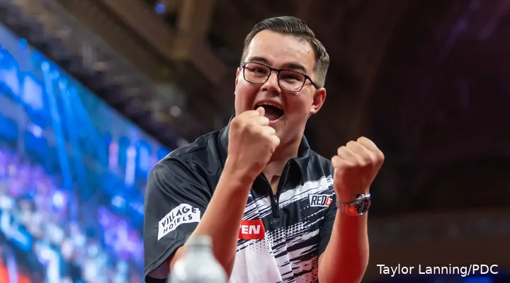 Een dolgelukkige Gian van Veen schreeuwt het uit na zijn overwinning