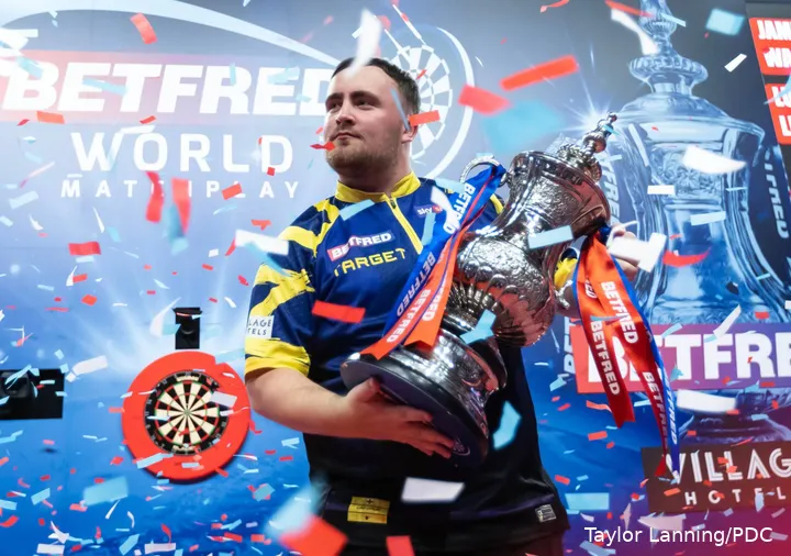 Luke Littler won in 2025 de World Matchplay om de Triple Crown te voltooien