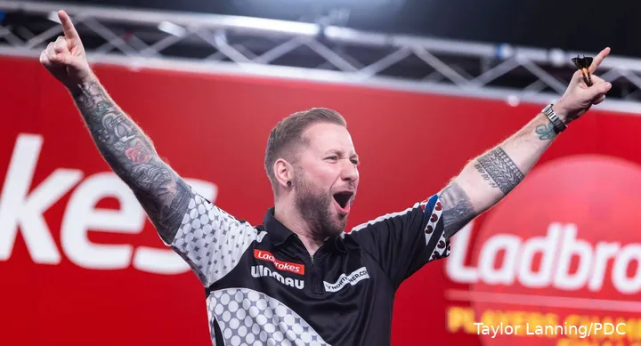 Danny Noppert viert een overwinning