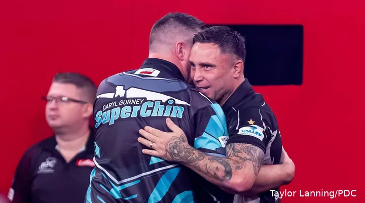 Daryl Gurney geeft Gerwyn Price een knuffel.