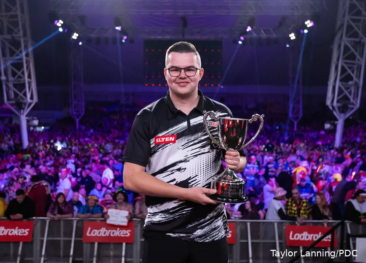 Gian van Veen poseert trots met de trofee van het EK Darts