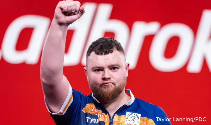 Josh Rock steekt zijn hand op naar het publiek