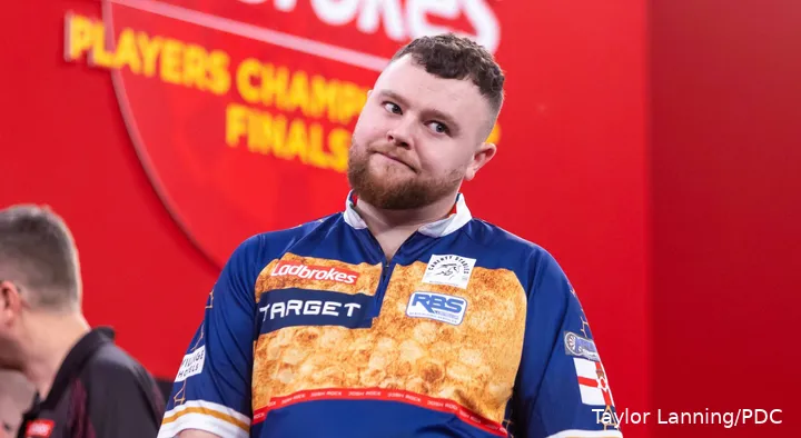 Josh Rock kijkt naar links