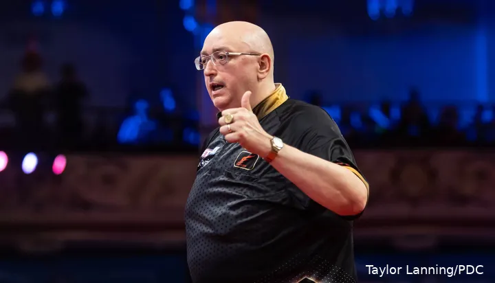 Andrew Gilding steekt zijn duim op.