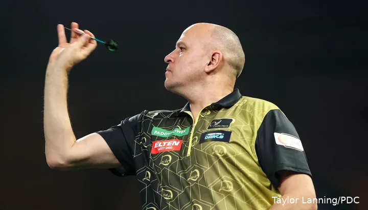 Darius Labanauskas gooit een pijl.