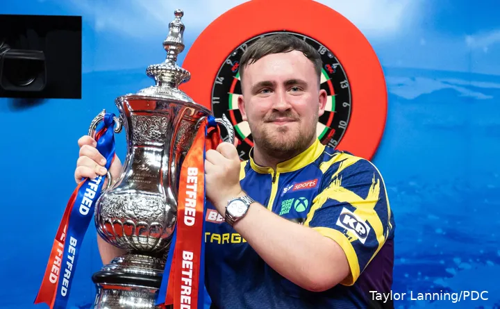 Luke Littler poseert met de World Matchplay-trofee.