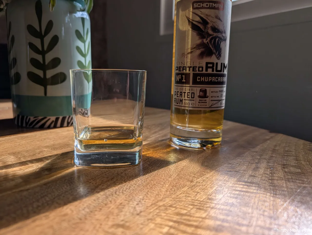 Schotland Chupacabra Peated Rum met tumbler