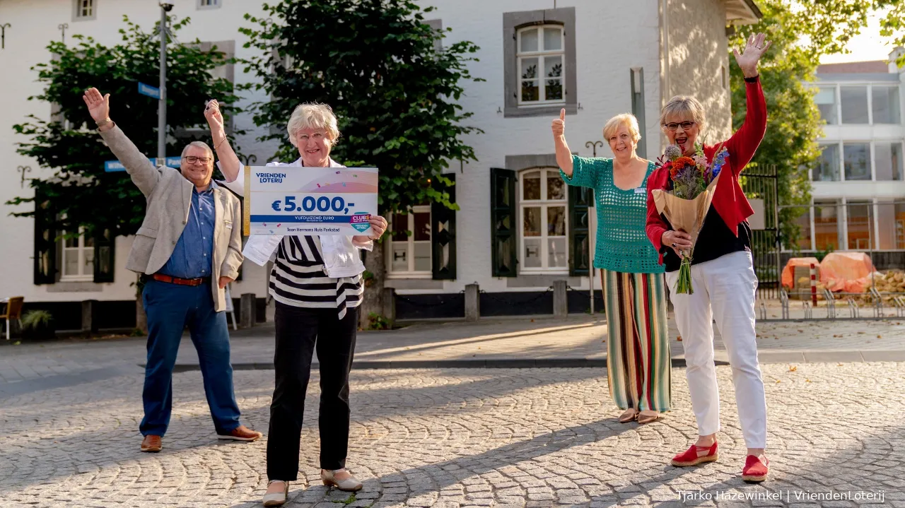 toon hermans huis parkstad ontvangt cheque van 5000 euro van vriendenloterij 1280x719 1