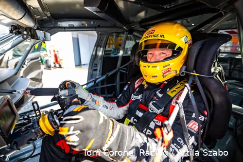 <i>Tom Coronel in zijn kantoor in de TCR Europe Series, waar hij het kampioenschap aanvoert (Bron: Tom Coronel Racing / Attila Szabo)</i>