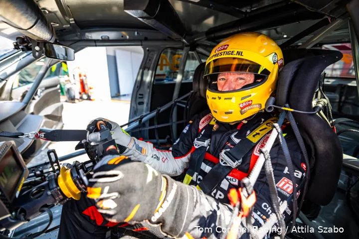 <i>Tom Coronel in zijn kantoor in de TCR Europe Series, waar hij het kampioenschap aanvoert (Bron: Tom Coronel Racing / Attila Szabo)</i>