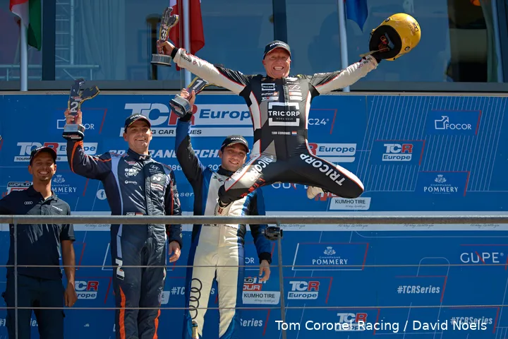 <i>Tom Coronel viert feest op het podium in Spa-Francorchamps (Bron:&nbsp;Tom Coronel Racing / David Noels)</i>