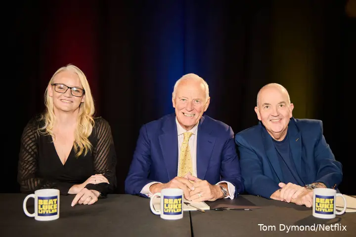 Laura Turner, Barry Hearn en Phil Taylor bij de audities van "Beat Luke Littler" voor Netflix